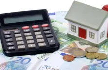 Calculatrice maisons pièces billets(© Adobestock)