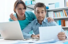 Couple effrayé par ce qu'il lit