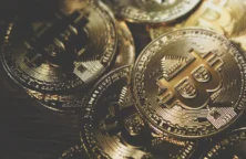 Les cours des pièces en or et des cryptomonnaies : bis repetita en 2025 ?