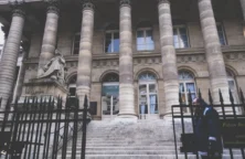 La Bourse de Paris poursuit sa hausse, proche de son plus haut de la semaine