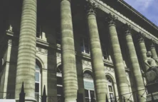 La Bourse de Paris en baisse modérée après des élections législatives sans majorité