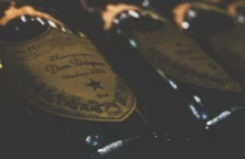 LVMH, Pernod Ricard, Remy Cointreau : vins et spiritueux pris dans l’engrenage des tarifs douaniers