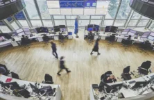 La Bourse de Paris termine en forte hausse, profitant de rachats à bon compte