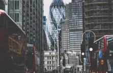 Londres coordonne une opération mondiale contre les influenceurs financiers illégaux