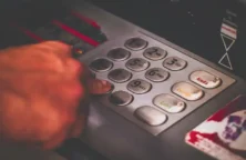 Moody&rsquo;s craint que Paris soit moins capable de soutenir les banques françaises