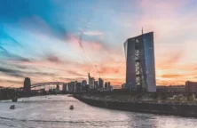 Face aux remous sur les marchés financiers, « nous sommes attentifs », dit Christine Lagarde