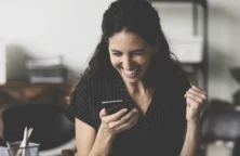 60 ans après le droit d’ouvrir un compte, où investissent les femmes aujourd’hui ?