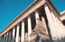 La Bourse de Paris recule face au risque politique