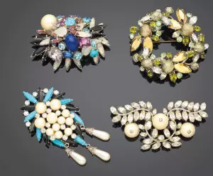 Christian Dior, ensemble de quatre broches façon joaillerie.