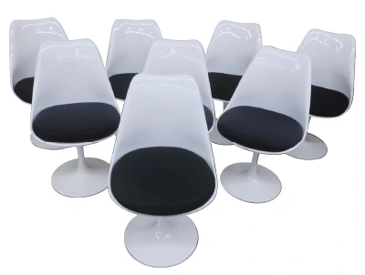 Lot de huit chaises “Tulip” dans le goût d’Eero Saarinen